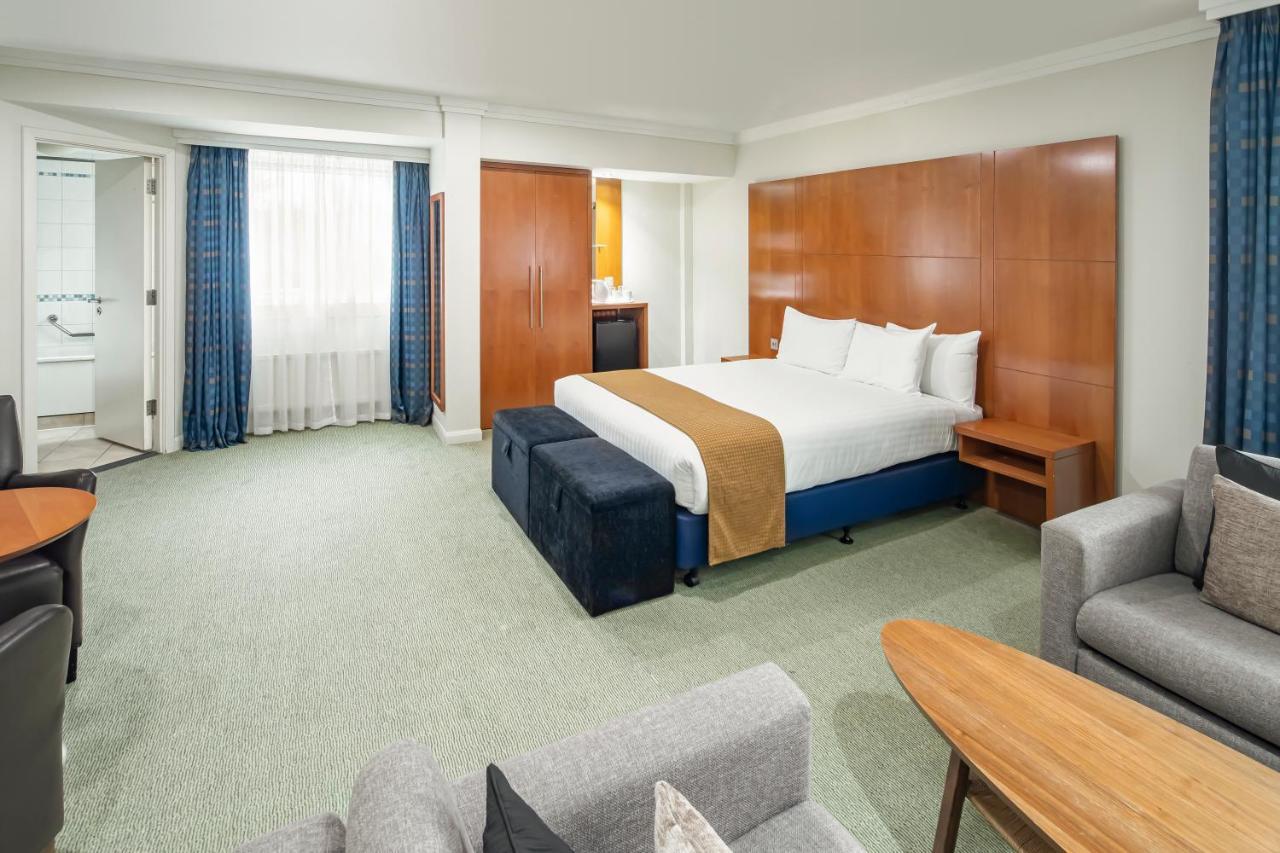 Standard Zimmer mit 1 Queensize-Bett und 2 Schlafsofas